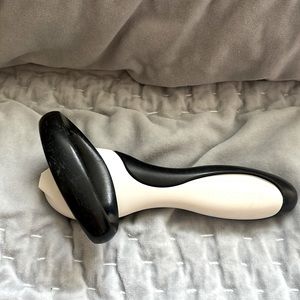 Tupperware can opener black & white